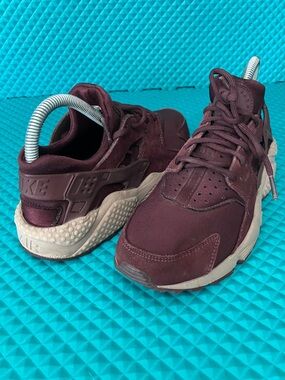 NIKE Women Air Huarache Run in the "Burgundy Crush" color | 6.5